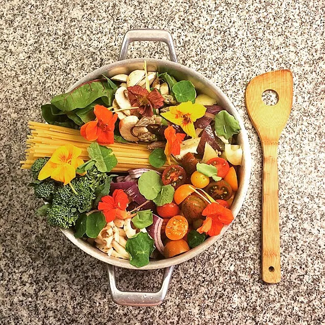 One pot farmer's market pasta. ワンポットで野菜たっぷりパスタ|Yuka Nakataさん