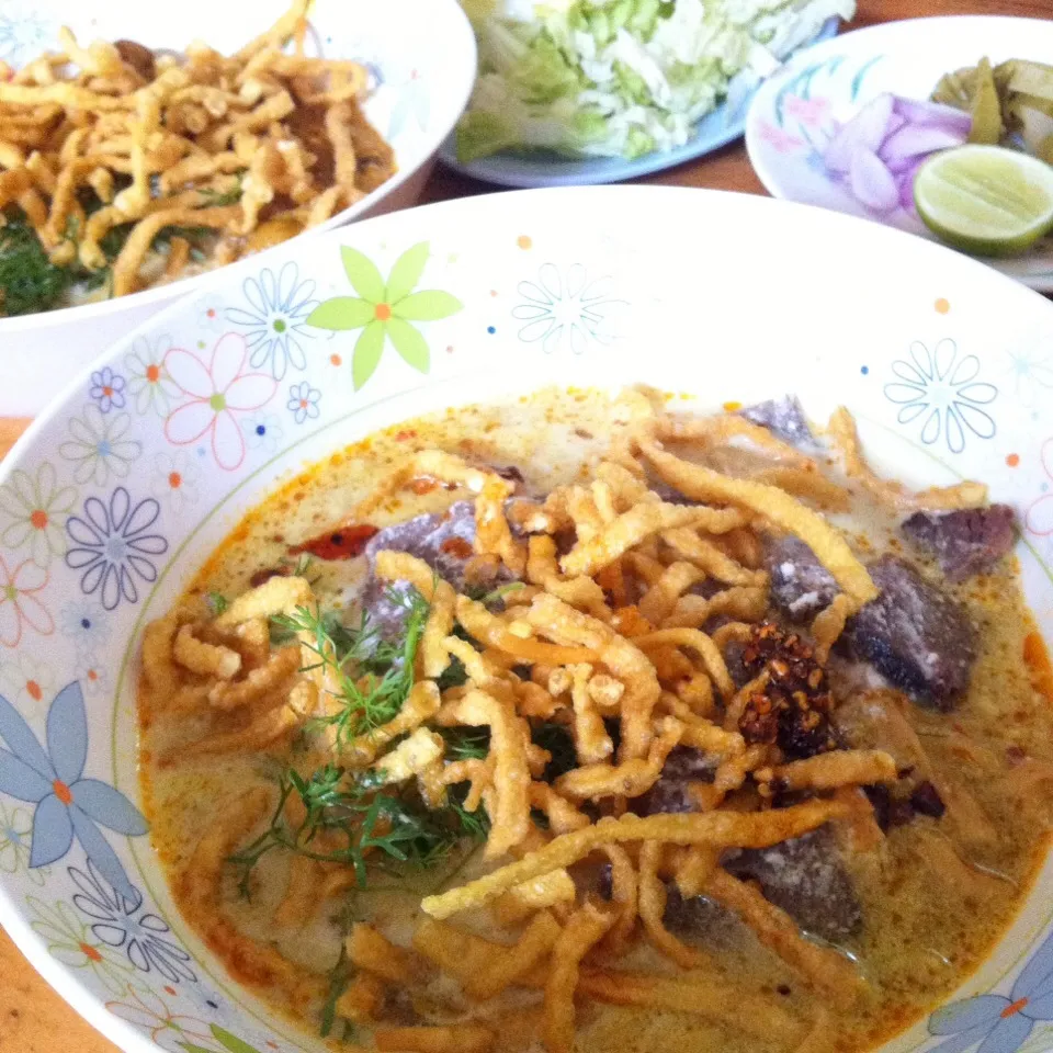 "Khao Soi" beef or chicken noodles in spicy coconut soup #thaifood|Eat in Thaiさん