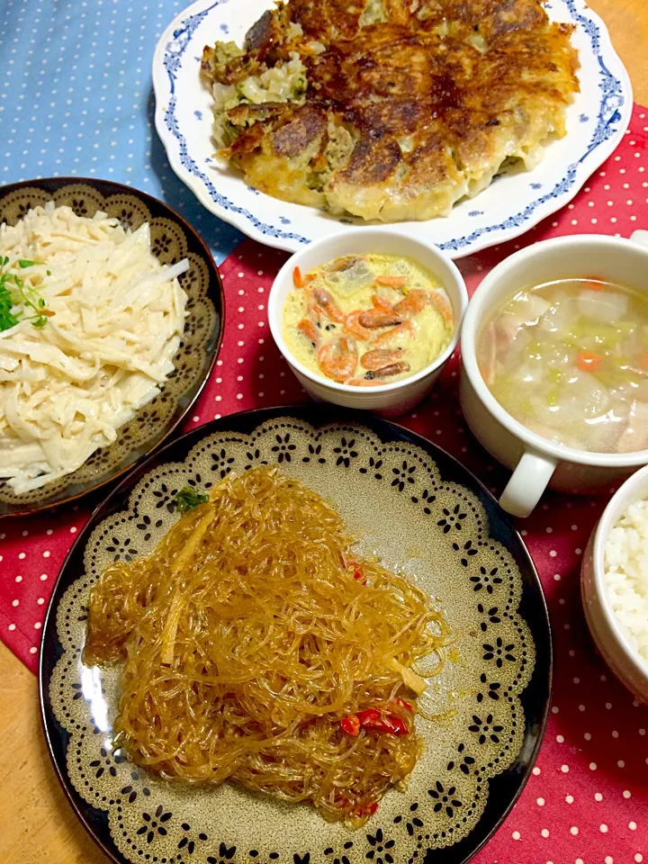 Snapdishの料理写真:おうち晩ご飯＊餃子・中華春雨・大根サラダ・おでんの残りで茶碗蒸し|ゆきさん