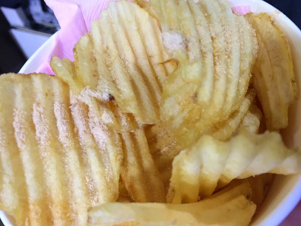 Freshly fried Calbee chips with bonito soy sauce flavour|Ong Sor Fernさん