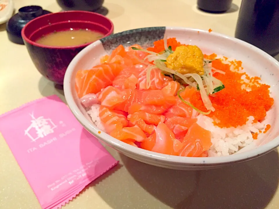 Sea urchin with crab roe & salmon sashimi rice bowl|Sky Blueさん