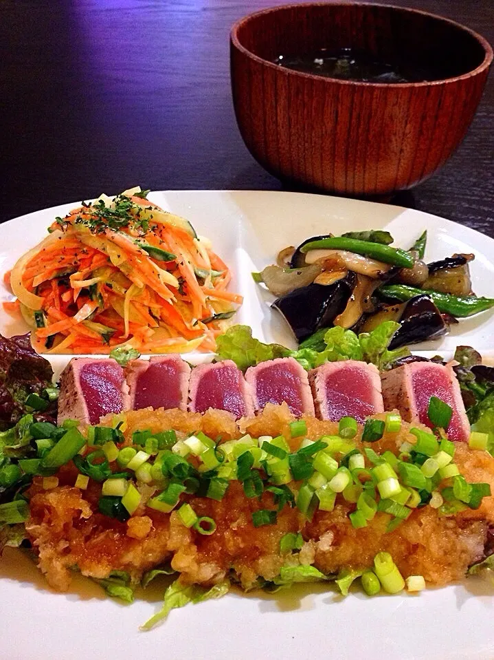 ⭐️マグロのレアステーキ おろしだれ ⭐️茄子といんげんの炒め物 ⭐️人参ときゅうりの味噌マヨサラダ ⭐️なめことワカメの味噌汁|よっちぃさん