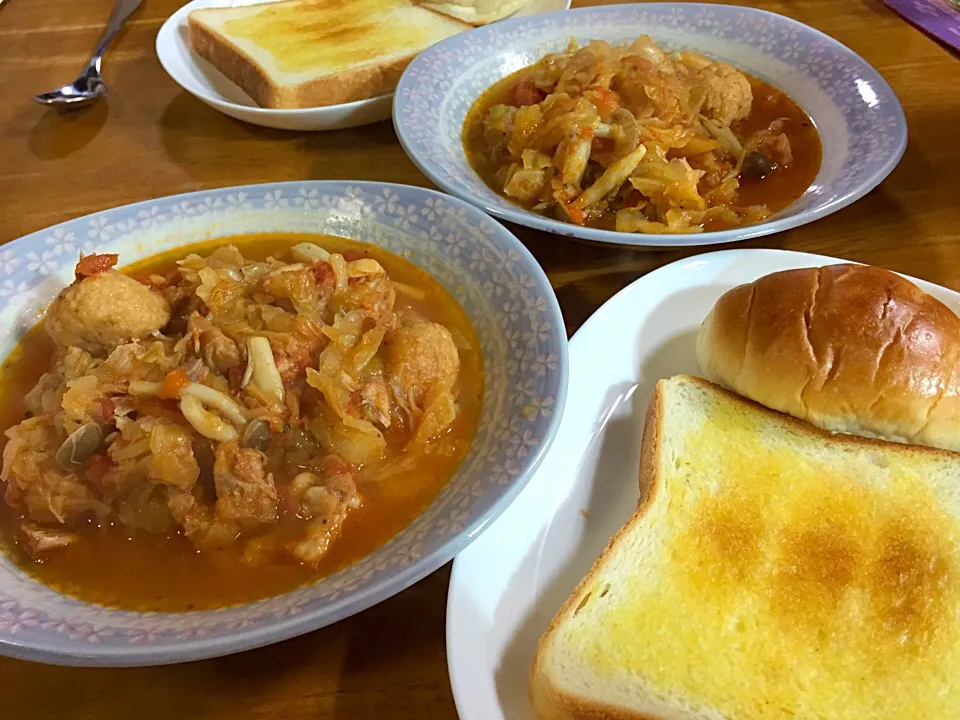 トマト🍅とキャベツのチキンとりシチュー🍞|すかラインさん