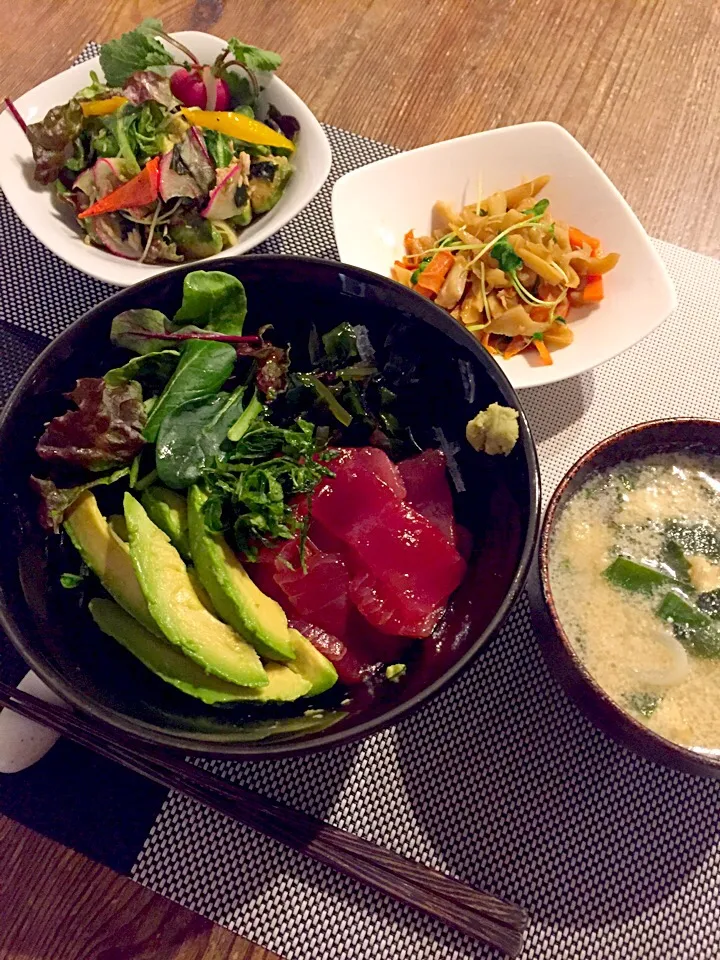 1人ご飯💛鮪とアボカドの漬け丼、残り物サラダときんぴら、お豆腐、海藻、油揚げの胡麻汁🍀|まみりんごさん