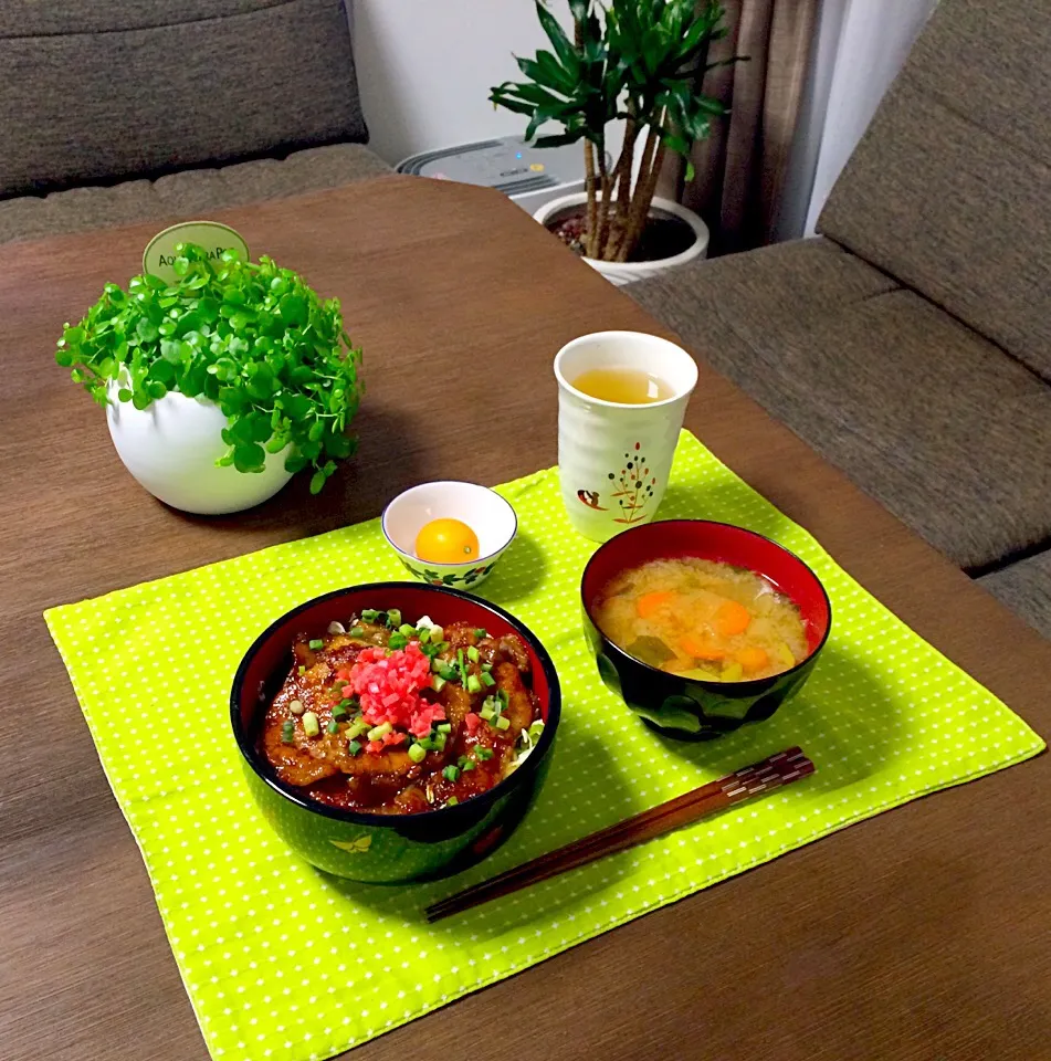 豚照り焼き丼、根菜のお味噌汁、きんかん、とうもろこし茶|pentarouさん