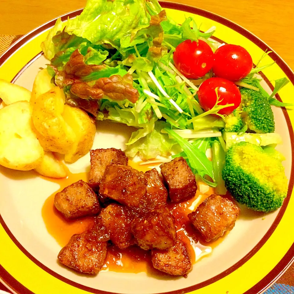 サイコロステーキで夕食🍴|かずみさん