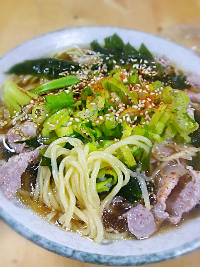 禁断の夜のインスタントラーメン!!
ワカメとネギで罪悪感を減らしてみました☆|kamiyaさん