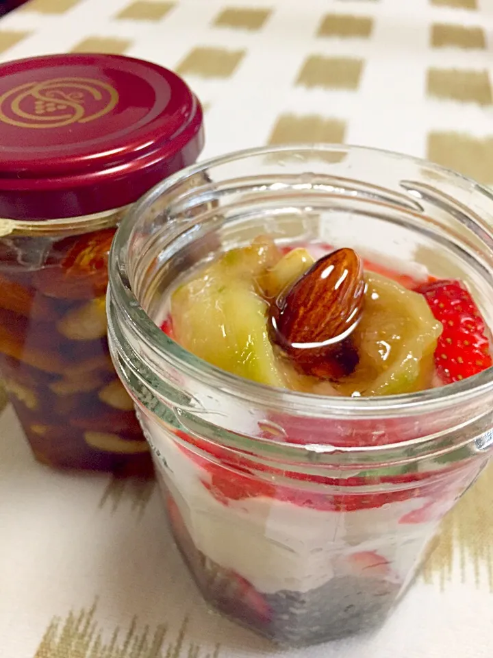 Tomorrow's yogurt ❤️low fat yogurt, chia seeds, strawberries, fig and nuts in honey👍👍👍|YDKOさん