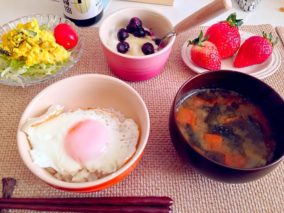 Snapdishの料理写真:目玉焼きご飯 人参ゴボウわかめの味噌汁 クリームチーズ入りかぼちゃサラダ|にゃろめさん