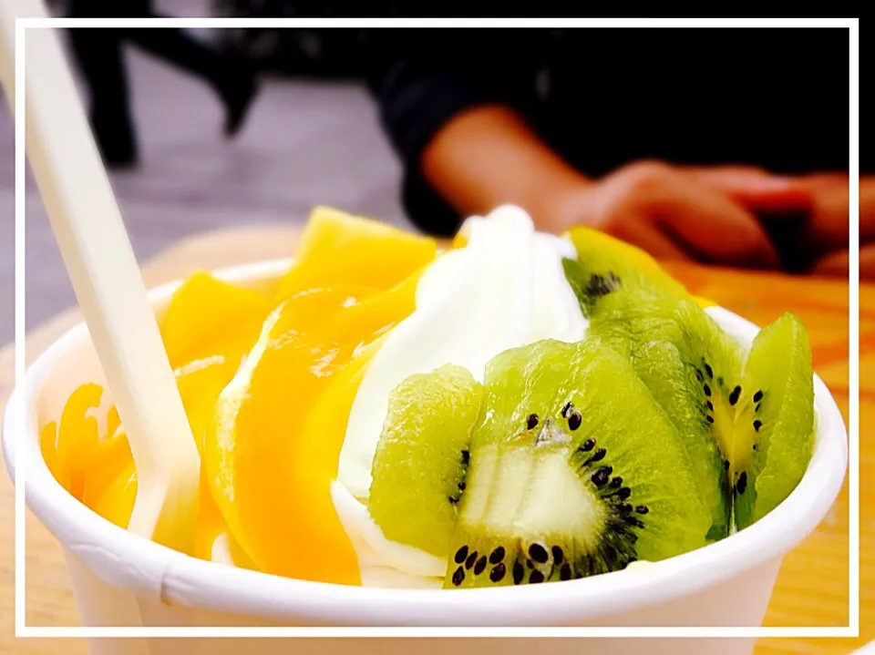 Snapdishの料理写真:frozen yogurt with mango mousse and kiwi topping 🍦|CatzeMDさん