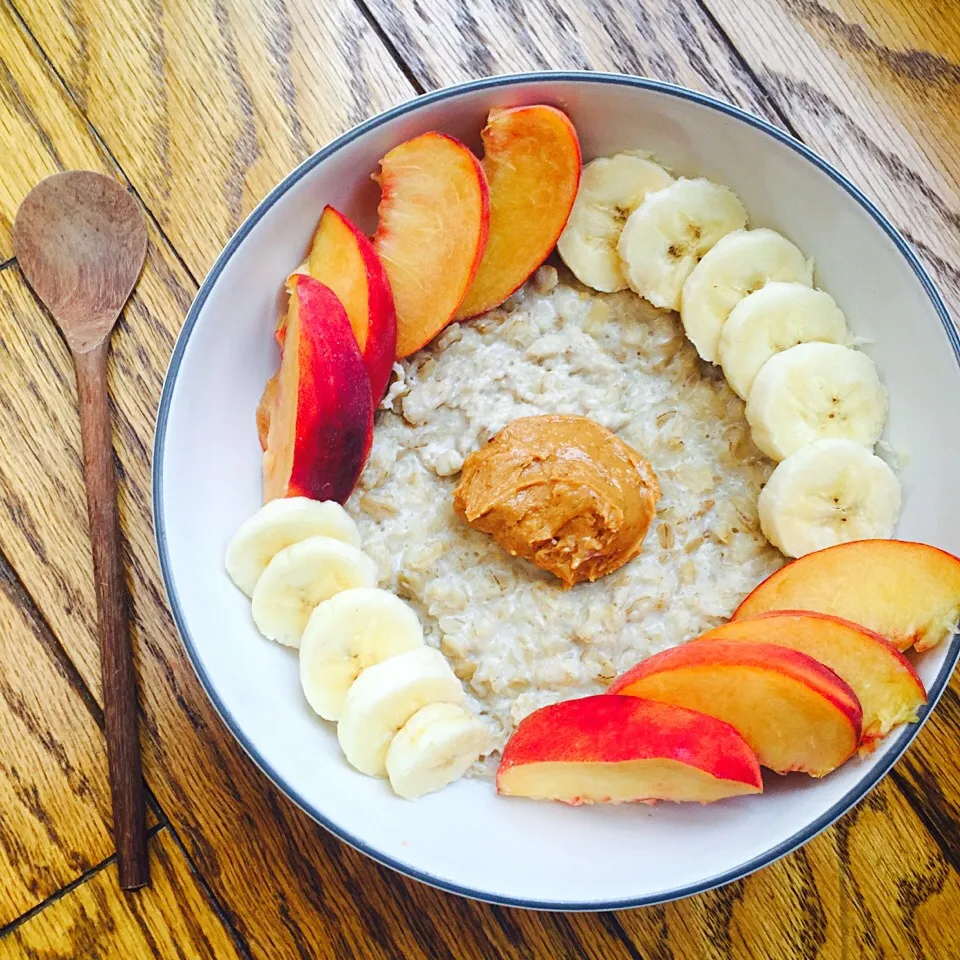 Oatmeal with almond milk & peanut butter, banana, peaches|victoria valerioさん