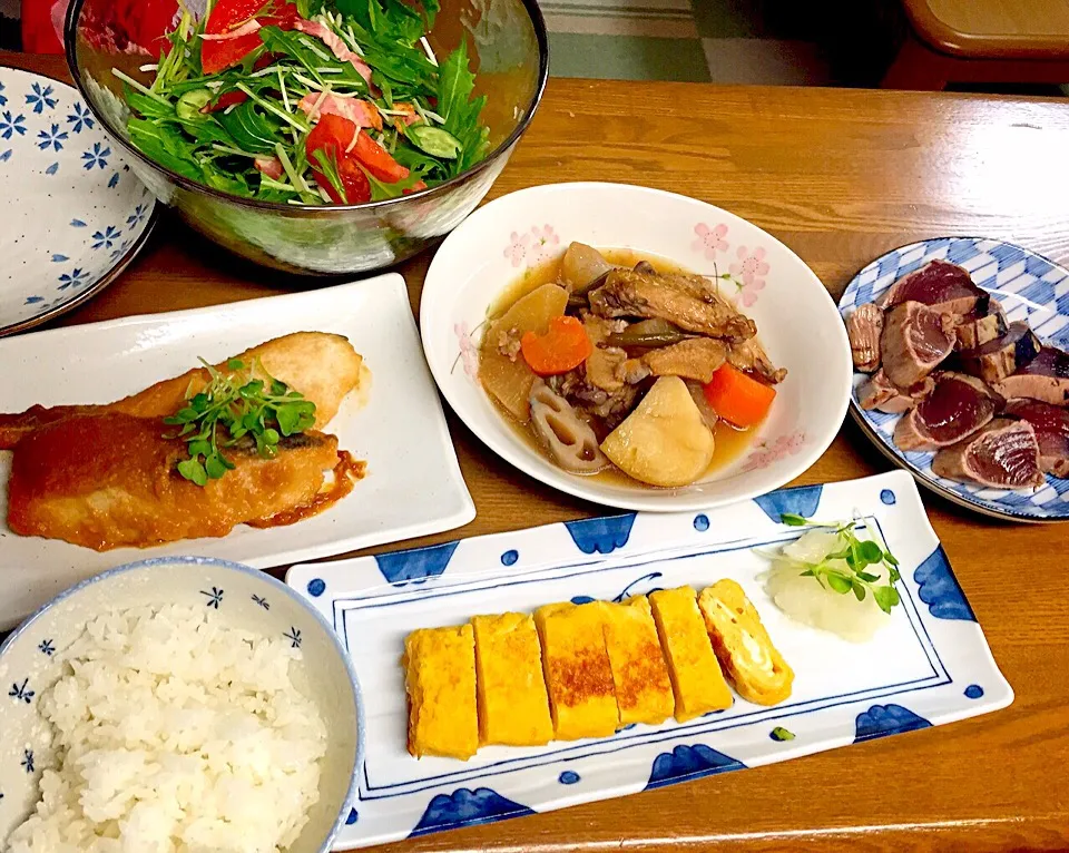 煮物、鱈の味噌焼き、刺身、だし巻き、サラダ|しおりさん