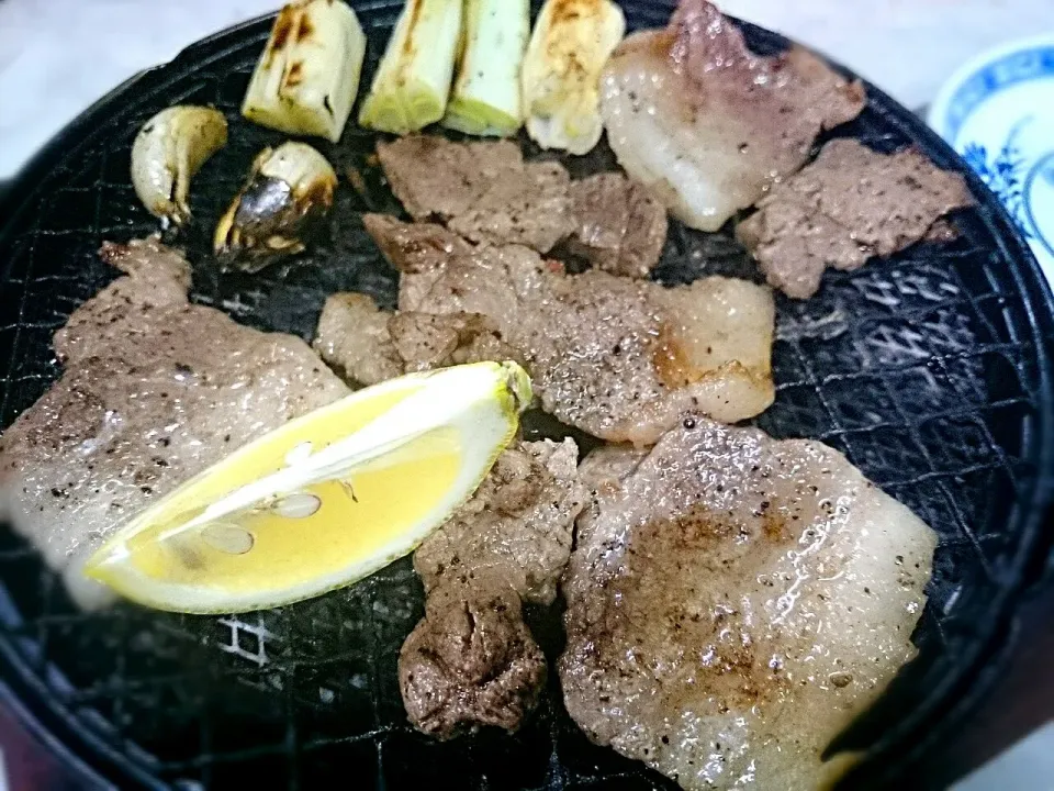 Snapdishの料理写真:猪肉の焼肉～♪
大将から 美味しいけん 食べてみてと 出された猪肉。
苦手でしたが 臭みがなく びっくり👀
島唐辛子を泡盛に浸けたピリ辛タレが 美味しかった󾠓|yokoさん