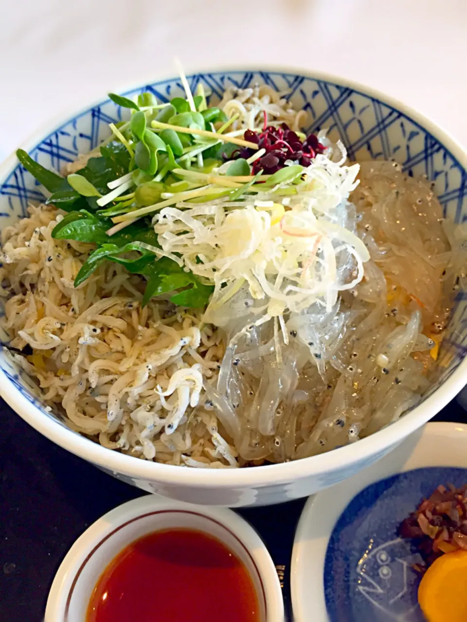 釜揚げ・生しらす二色丼|流線形さん