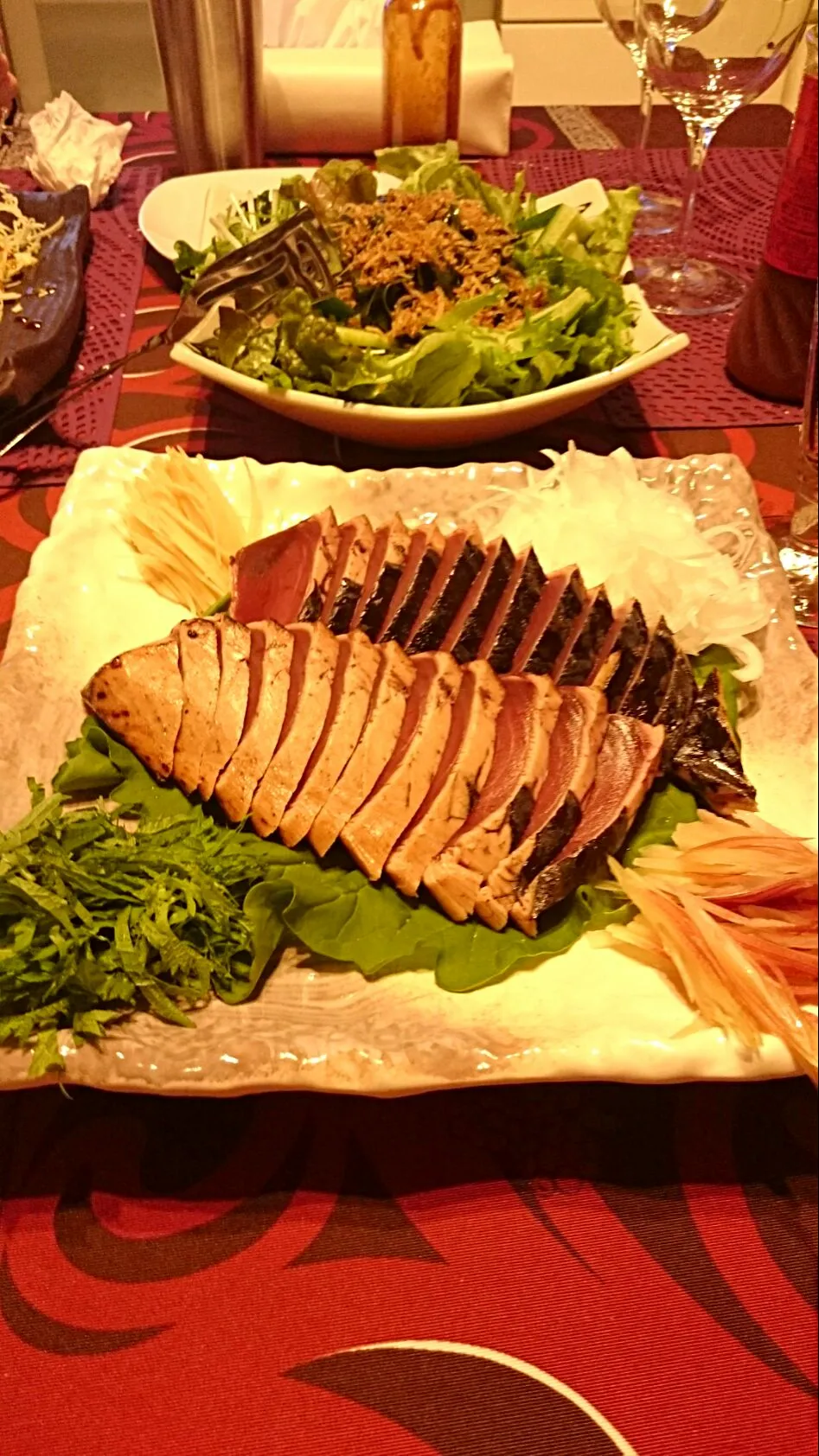 Snapdishの料理写真:鰹のタタキ🐟&ワカメとジャコの和風サラダ🍴|ナムナムさん