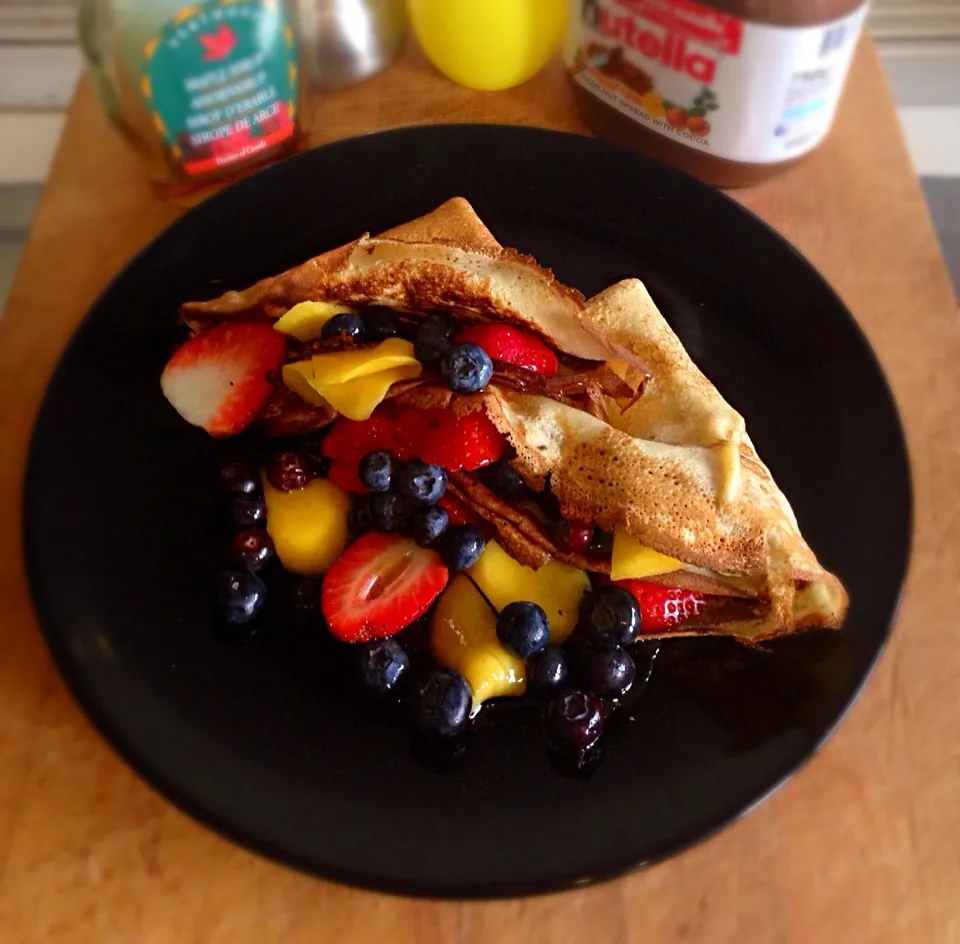 Pancakes with fresh fruit and maple syrup|Peter Winklerさん