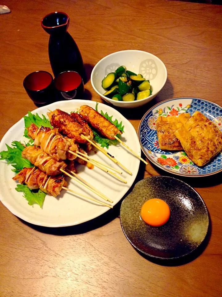 Snapdishの料理写真:日本酒のおつまみ(お家で焼き鳥-ネギま・月見つくね、巾着餃子、きゅうりのピリ辛和え)|ユウさん