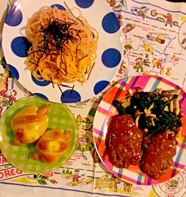 明太子スパゲティとハンバーグとほうれん草のソテーとソーセージパン。|エリカさん