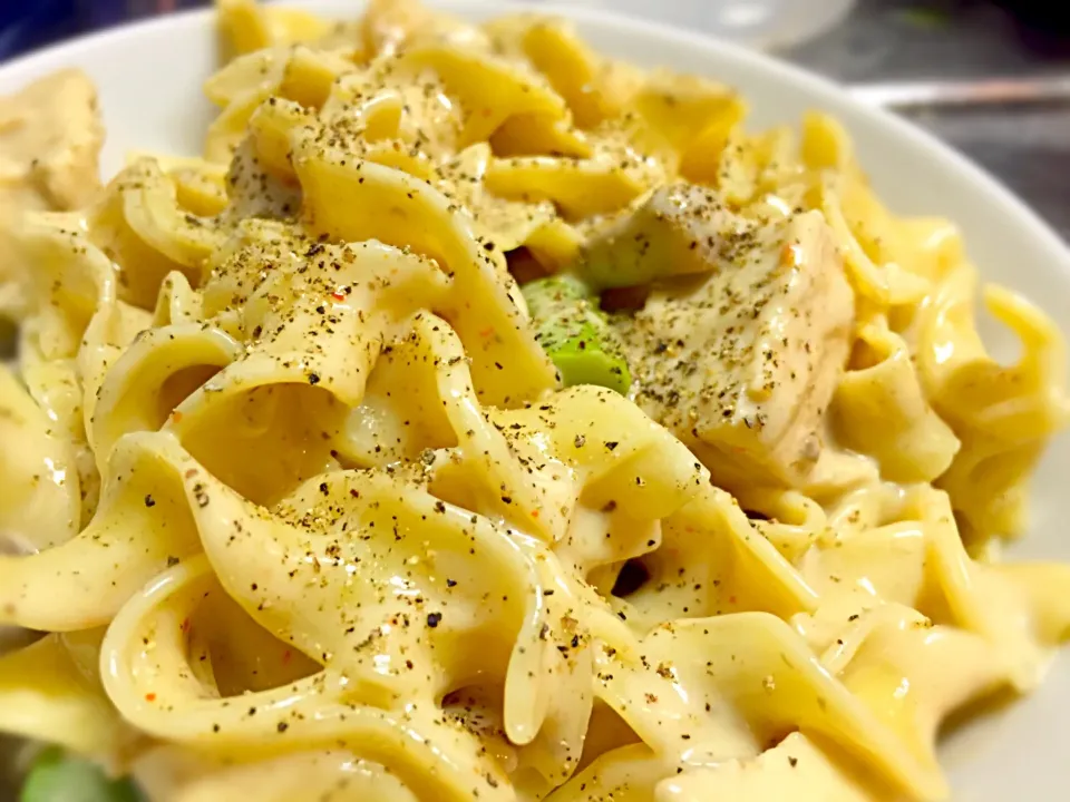 Snapdishの料理写真:Egg noodles w/grilled chicken/mushroom alfredo sauce w/fresh asparagus|Josh Fieldsさん