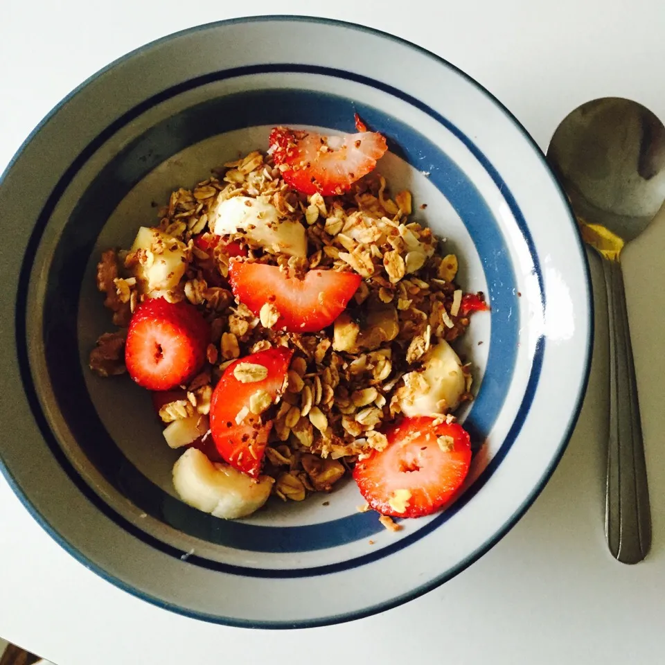 Homemade granola with almond milk, strawberries and banana|victoria valerioさん