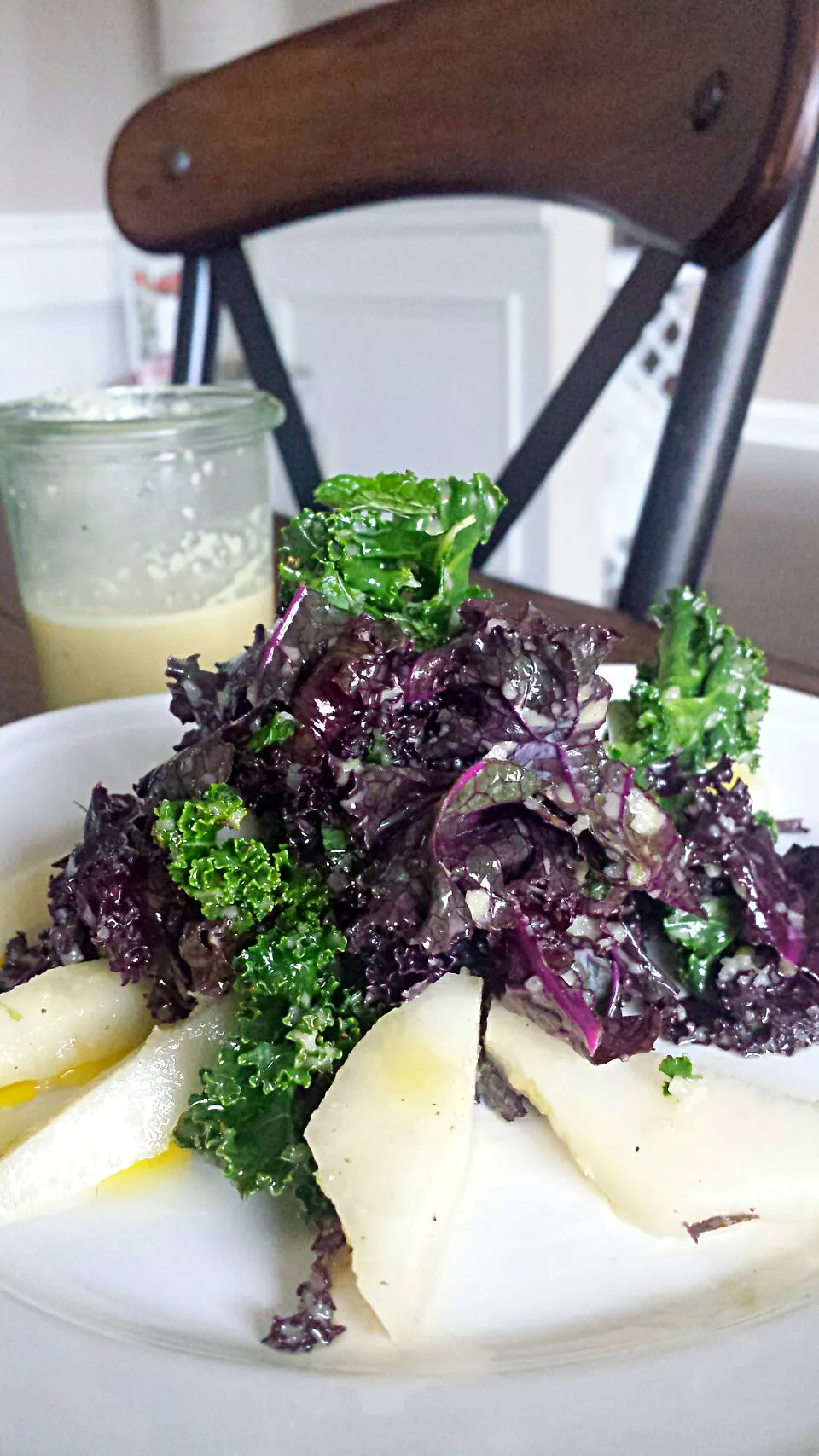 Asian Ginger Pear Kale and Mint Salad with a Ginger Pear Dressing.  #vegan #Raw #rawfood #whatveganseat #instafood #yogamind #yoga #purefood @setthetablewithlov|lisaさん