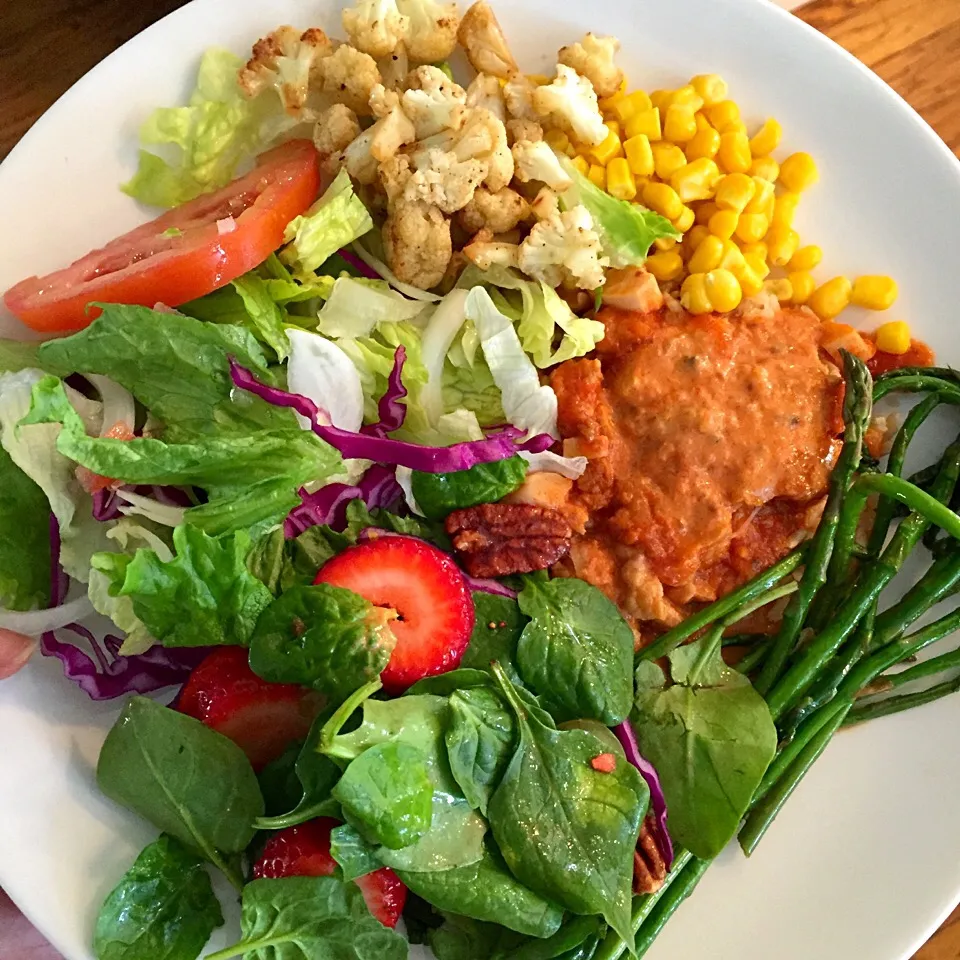 Brown rice with stroganoff, grilled asparagus, cauliflower, and corn with salad|victoria valerioさん