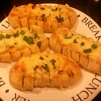 Garlic bread with cheese & spring onions 
 #garlicbread|James Moretonさん