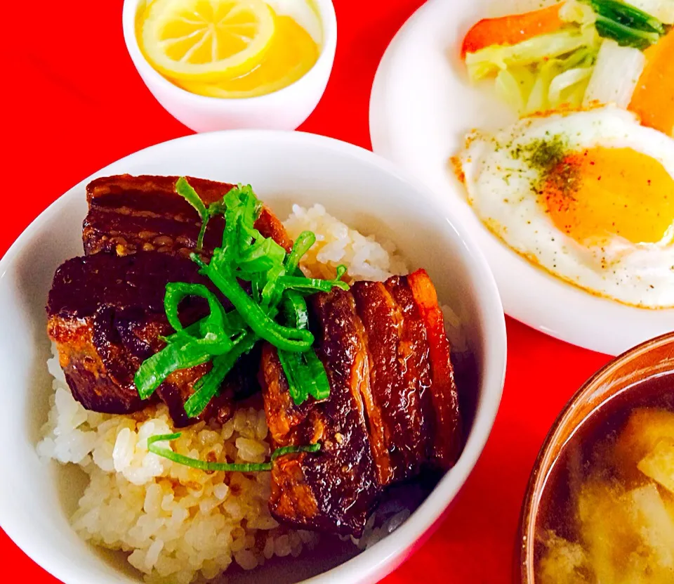 Snapdishの料理写真:朝ごはんは勝負飯^_^豚角煮丼（笑）朝からお肉最高＼(^o^)／フワトロ旨GOOD^_−☆|はみちゃんさん