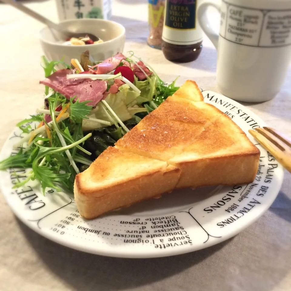 Snapdishの料理写真:はちみつ塩トーストで朝食♡|sato*さん