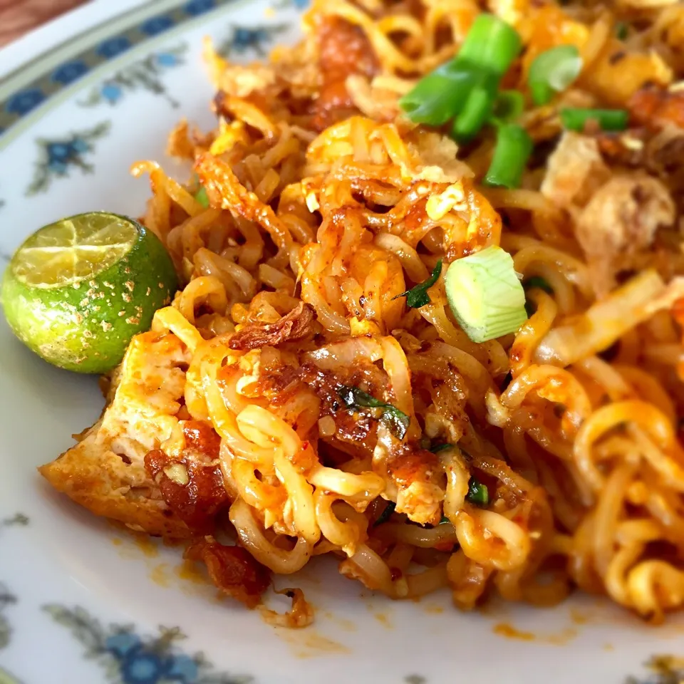 Snapdishの料理写真:Maggi Mee Goreng Ayam|Jeremy Khooさん