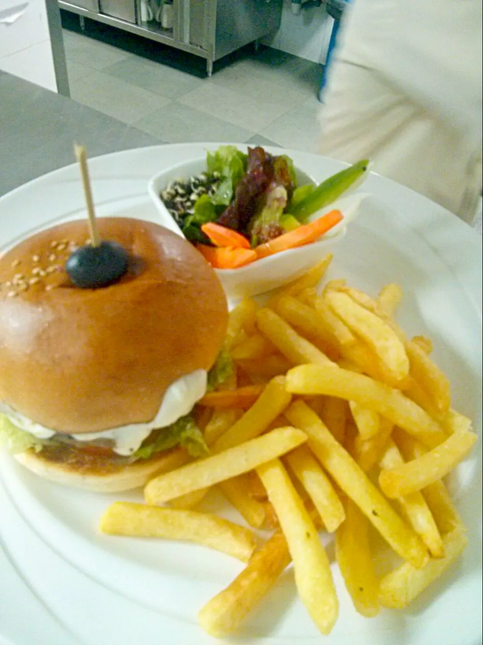 Minced Beef Burger scented with Rosemary and Mustard on a home made Bun.|Amrit Appadenさん