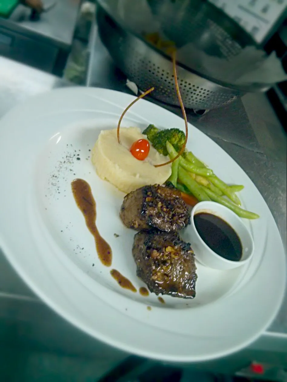 Snapdishの料理写真:Beef Medallions with Red Wine Jus and Potato Mash.|Amrit Appadenさん