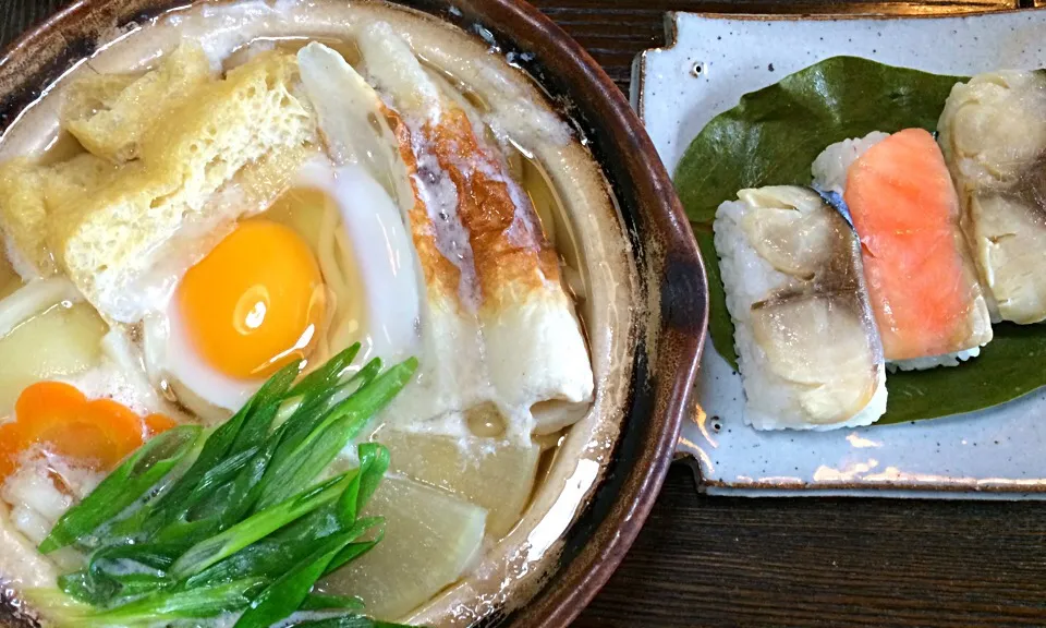 Snapdishの料理写真:昼ごはんは  鍋焼きうどん、柿の葉寿司|mottomoさん