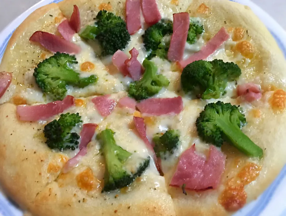 Broccoli Ham White Pizza|Kawasaki Mikeさん