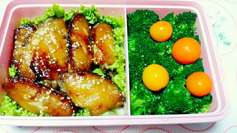 Air Fried Mid Joint with blanched brocolli for lunch|Chua Jeanさん