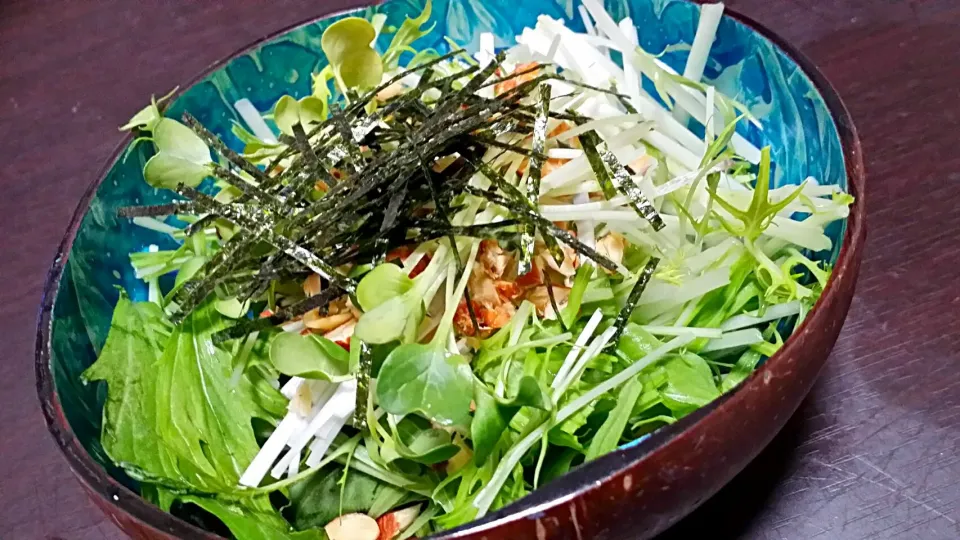 水菜とナッツのサラダ♥カンボジア食器で♬|みーさん