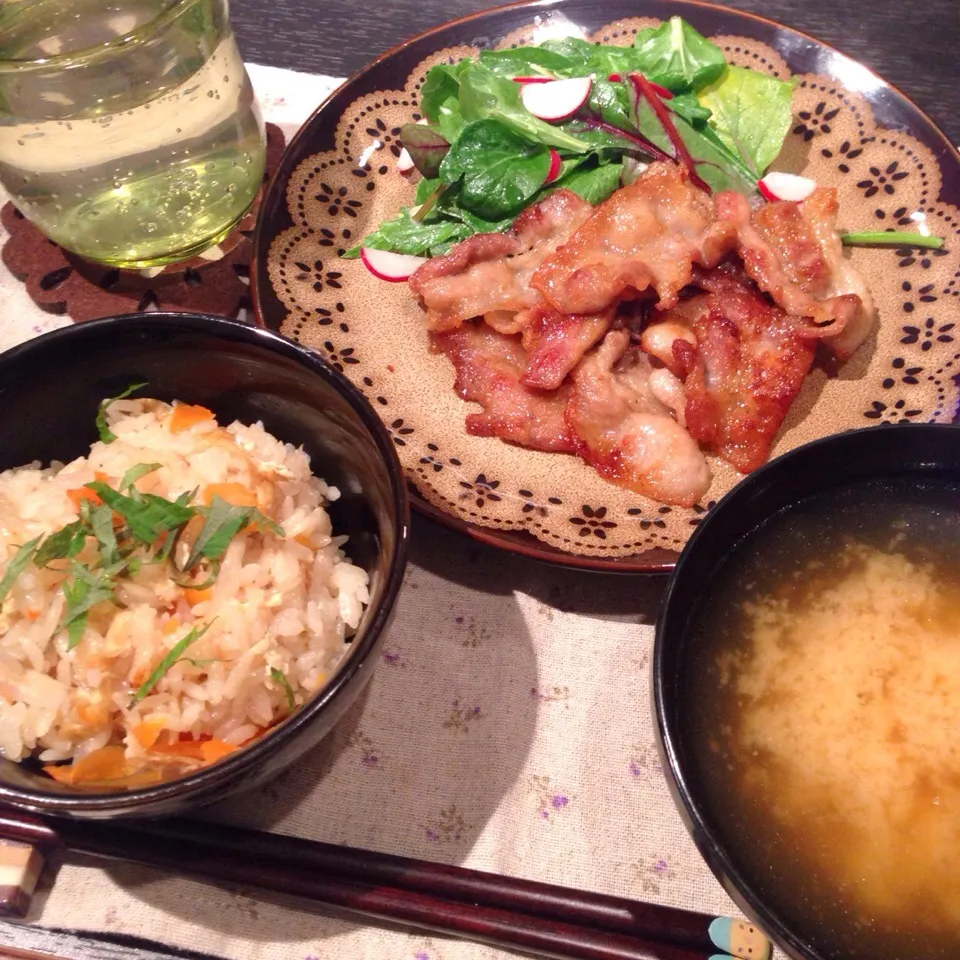 豚の生姜焼きとグリーンサラダ、ゴボウと人参の炊き込みご飯|かぴこさん