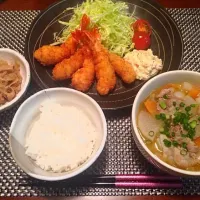 Snapdishの料理写真:エビフライ豚汁定食！|さくらさん