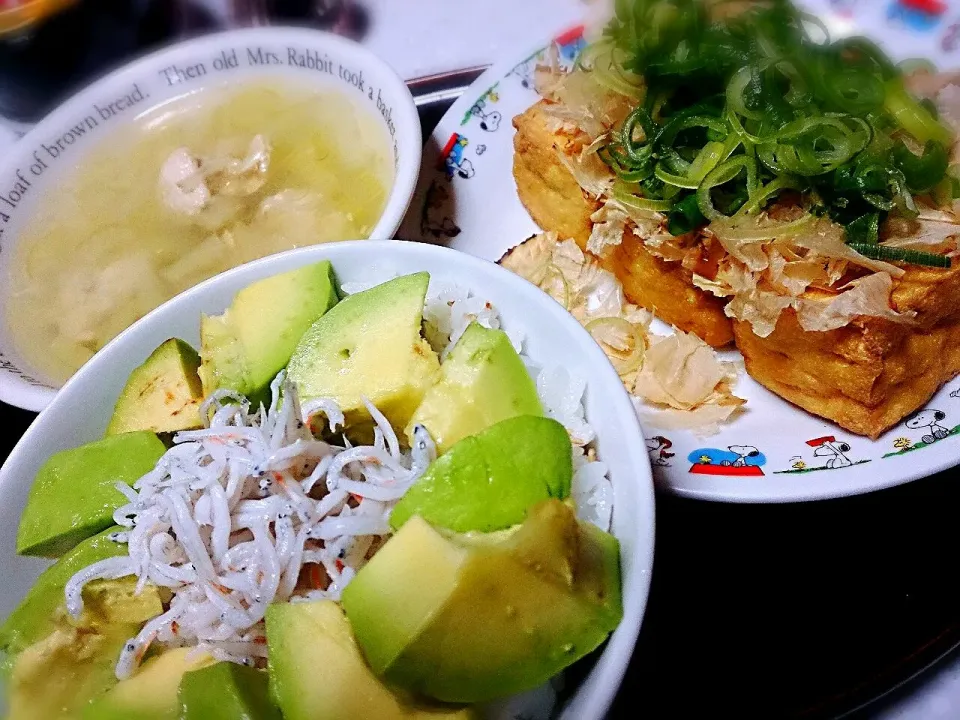 アボガトしらす丼と厚揚げ、セロリと手羽トロのスープ|あまねさん