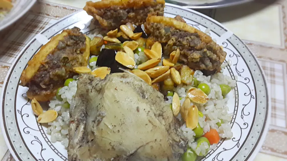 batata mobatana and rez beriany libyan dish  potatoes filled with minced meat mixed with  parsley and  deep fried  and rice with vegetables|irisさん