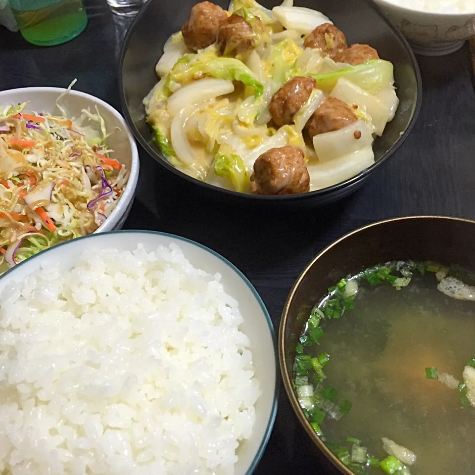 今日の晩ご飯は、白菜のクリーム煮、簡単サラダ、味噌汁。|ゆえさん