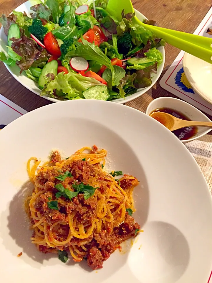 定番ミートソース🍝サラダ🌿🍅|まみりんごさん