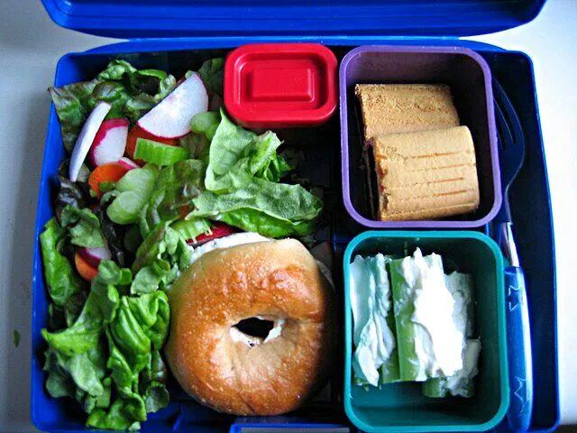 My Daughter #Lunchbox #Bento for Church Youth Outing #Sandwich #Salad #Vegetable #Snack/Teatime Fig Newtons #Healthy 😀😀😀|Alisha GodsglamGirl Matthewsさん