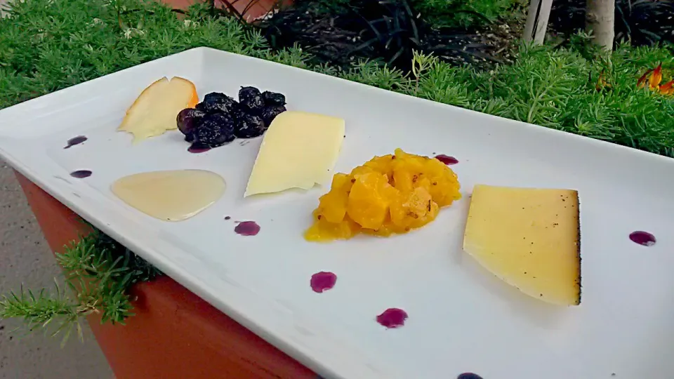 Cheese plate apple & golden beet chutney, roasted grapes , orange blossom honey|jonathan gonzalesさん