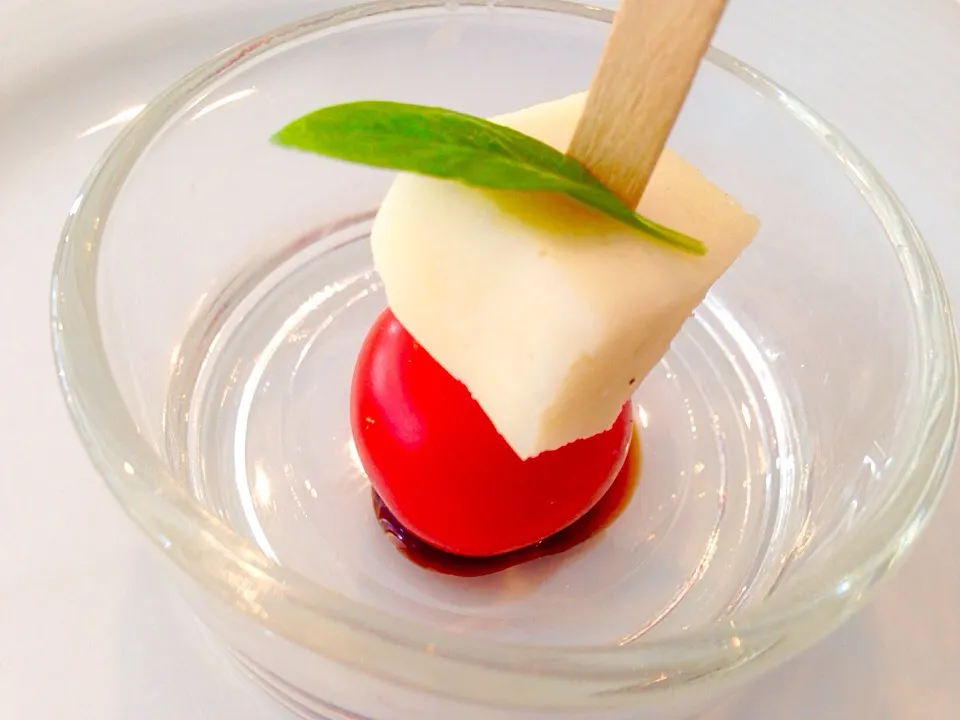 Brocheta de queso mozzarella con jitomate cherry y albahaca|Eduardo Mestre Sさん