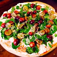 Pizza with Ricotta, Grapes & Arugula|Michol Lynn Whiteさん