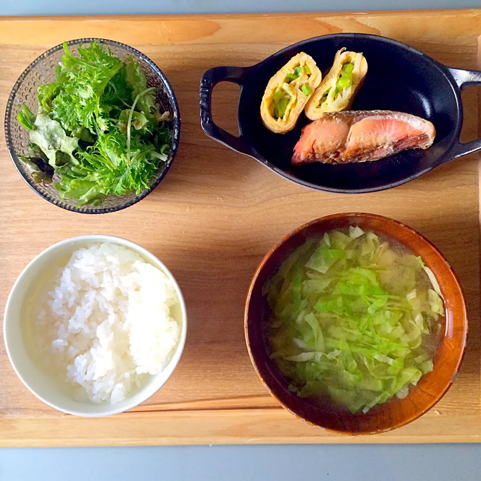 朝ごはん。鮭、ネギ入りたまご焼き。キャベツのお味噌汁。水菜、わさび菜、サニーレタスのゴマだれ和え。白ごはん。|yukko7740さん