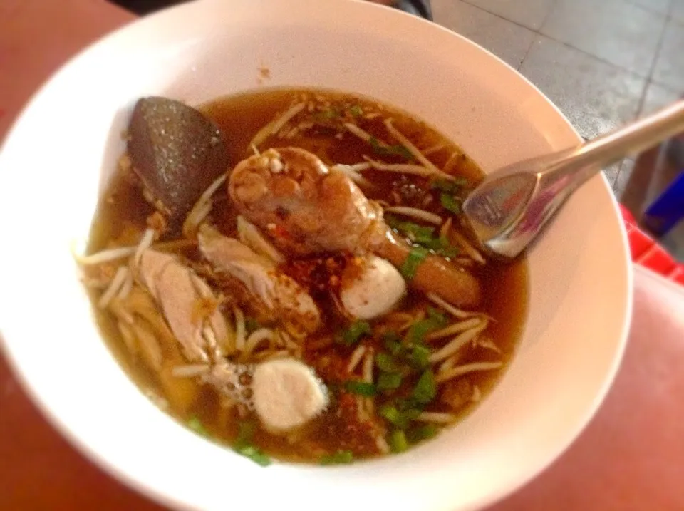 これは、日本でも有名ですね〜「クイティアオ」(米の麺のラーメン🍜)😋|アライさんさん