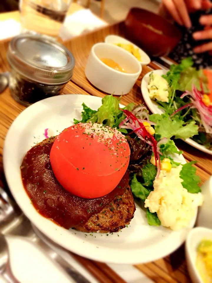 Snapdishの料理写真:まるごとトマトのハンバーグ デミグラスソースとチーズクリームソース|Ａｋａｒｉ♡さん