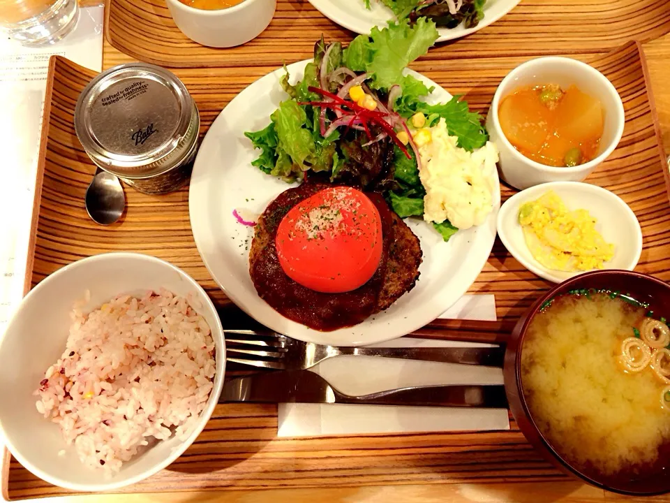 Snapdishの料理写真:まるごとトマトのハンバーグ デミグラスソースとチーズクリームソース|Ａｋａｒｉ♡さん